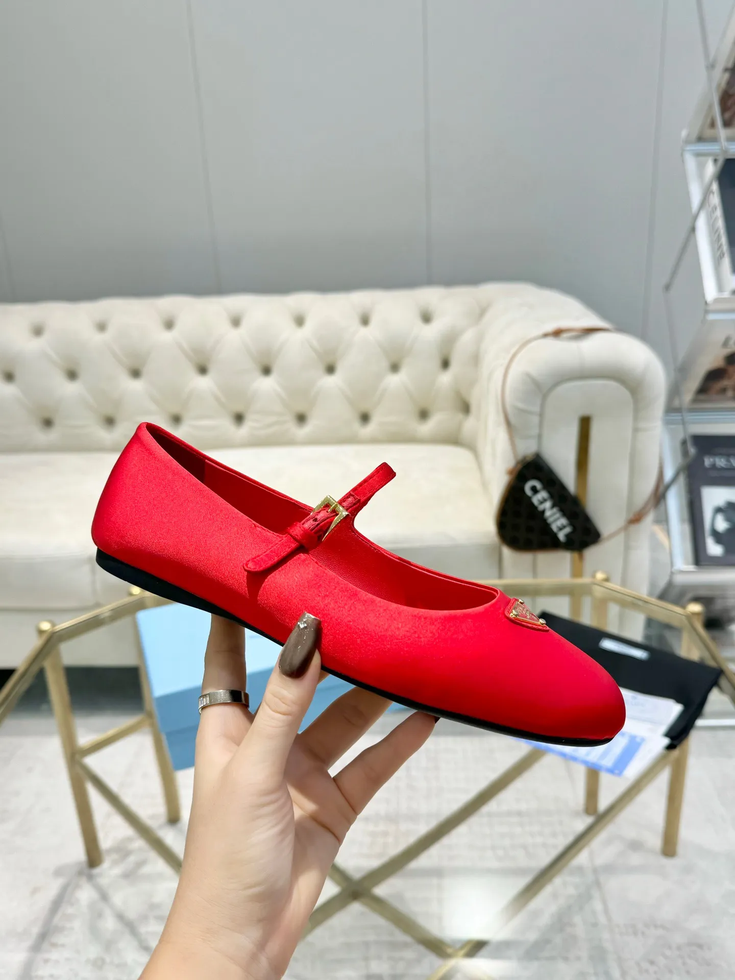 👟👟Ex-factory price 500👟👟 New arrival 👉Ready stock👈Remove the original board and make a 1:1 replica‼ ️ Highest version 2024 Prada early autumn catwalk hot style 😘 Latest autumn style Flat-soled travel series Original 1:1 mold outsole, a must-have for goddesses, super comfortable on the feet, reducing age 👉 The upper is made of imported original velvet, soft and textured, lining + foot pads, imported sheepskin lining, breathable and comfortable, private molded buckles (all original logos), packaging process Code number 35M-39M (40 41 customized, non-refundable and non-exchangeable)✅
